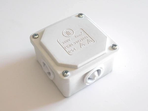 813TH07 Разклонителна кутия открит монтаж 70/70 IP 54 бяла